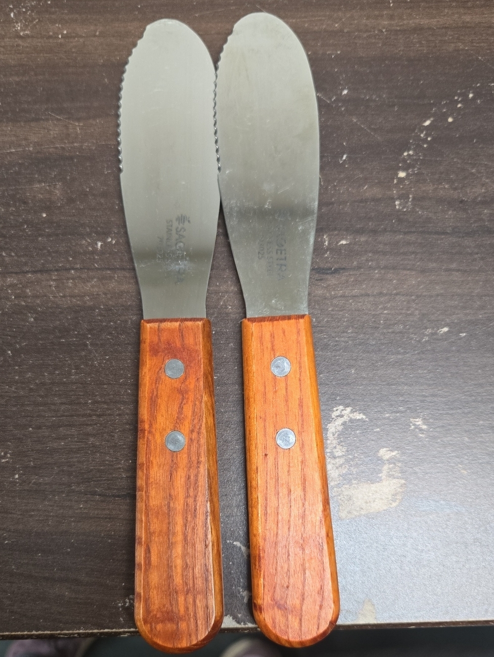 Sagetra Set of 2 Stainless Steel Wood Handle Butter Spreading Knives